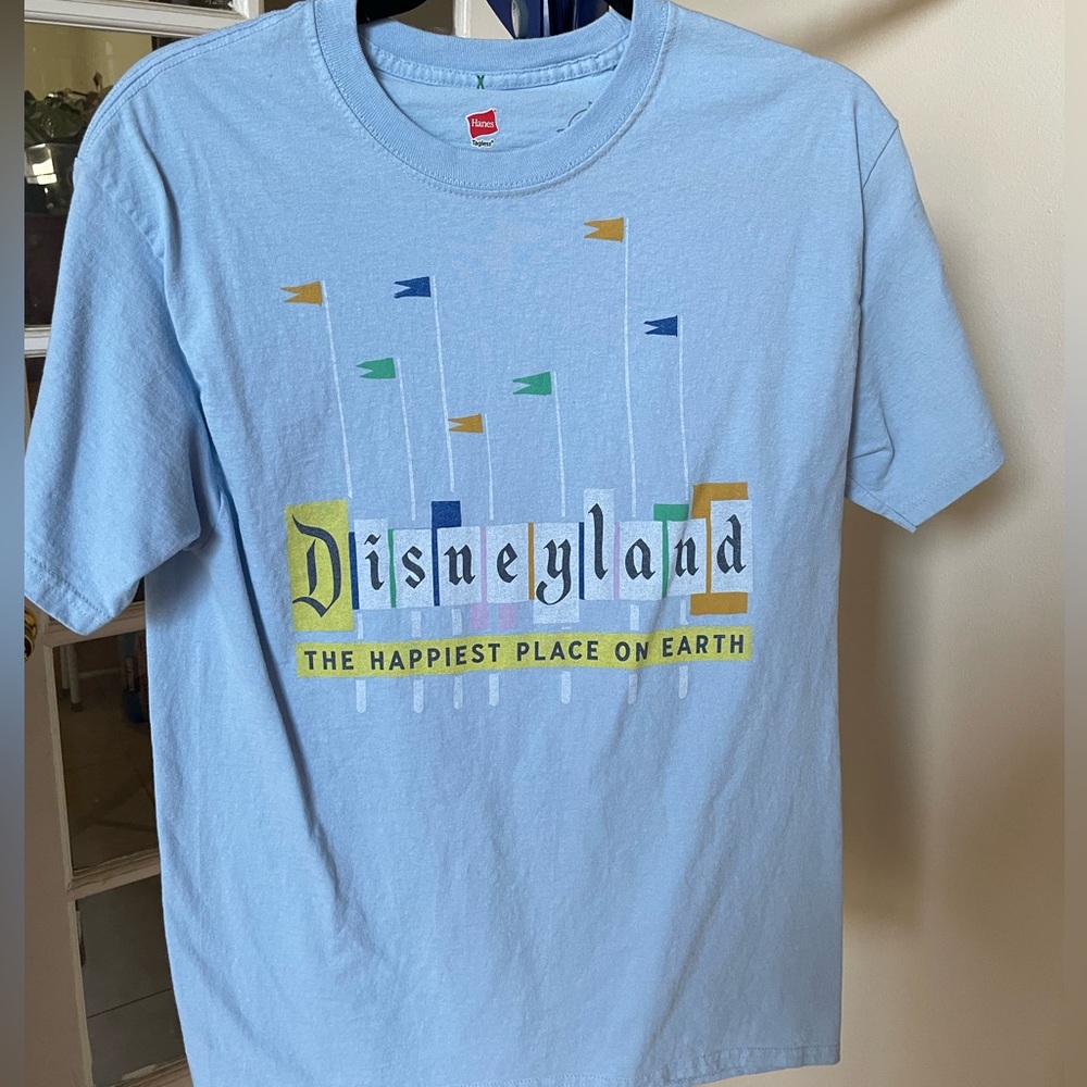 Disneyland Happiest Place on Earth t-shirt, size M